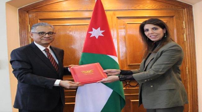 
                     الدكتور جلال فقيرة يسلم نسخة من أوراق اعتماده سفيراً لليمن لدى الاردن