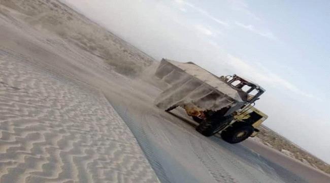 
                     إزالة الرمال المتحركة من الطريق الدولي في رضوم بشبوة 