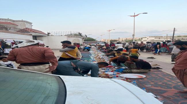 
                     في ذكرى تحرير عدن .. أبناء الشعب ينظمون أفطاراً جماعياً امام منزل المختطف "السعيدي" ويطالبون بسرعة الافراج عنه