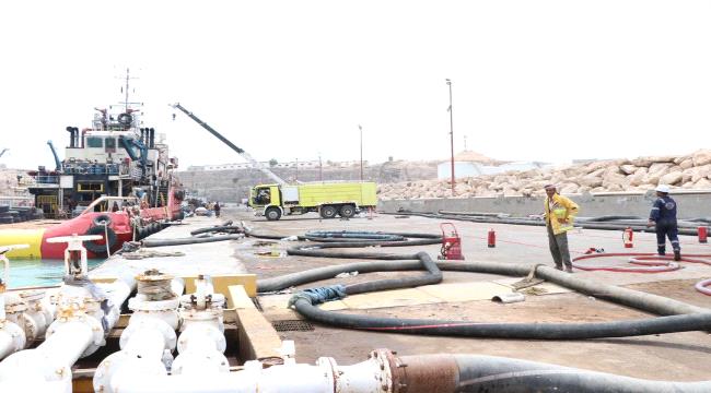 
                     الانتهاء من تفريغ الناقلة النفطية "مليحة" الجانحة في ميناء نشطون بالمهرة