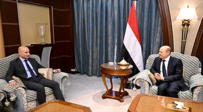 
                     العليمي يؤكد التزام الدولة بالتدخل العاجل لضمان استقرار العملة وامدادات الخدمات الاساسية