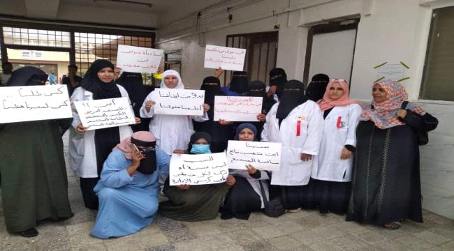 
                     طبيبات وقابلات بمستشفى الصداقة بقسم النساء والولادة ينظمون وقفة احتجاجية للمطالبة بحقوقهم