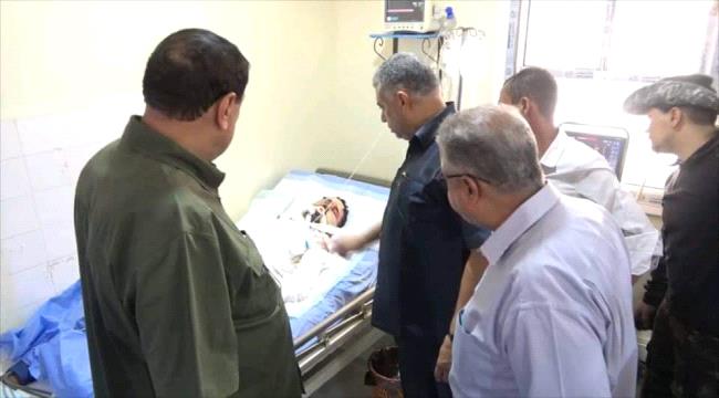 
                     معاون والشعيبي يطمئنان على الحالة الصحية للبائع  الذي أضرم النار في جسده بالشيخ عثمان