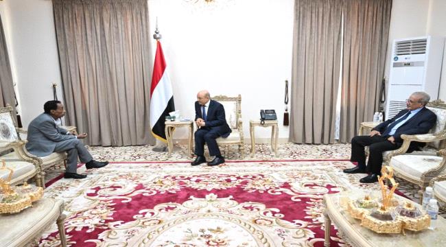 
                     رئيس مجلس القيادة الرئاسي يستقبل المناضل خالد عبدالعزيز