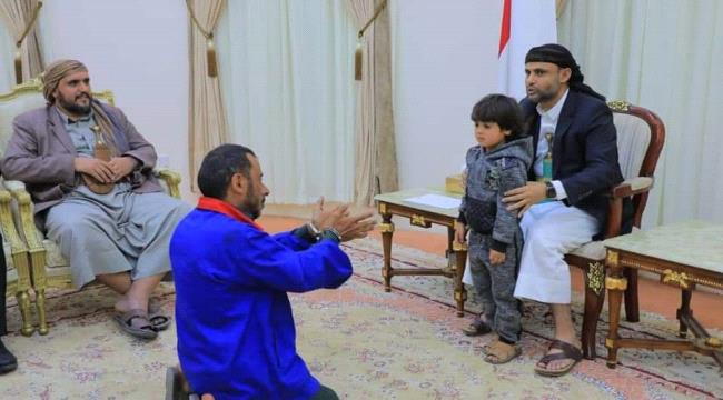 صنعاء.. موظف حكومي يعتذر لطفل وهو مقيد اليدين أمام المشاط - شاهد صور
