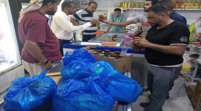 
                     ضبط مواد غذائية واستهلاكية تالفة ومنتهية الصلاحية بمدينة إنماء في عدن