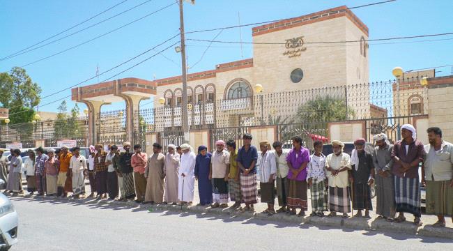 
                     احتجاجات بالمهرة تندد بعرقلة أعمال البنك المركزي من قبل اتحاد المقاولين