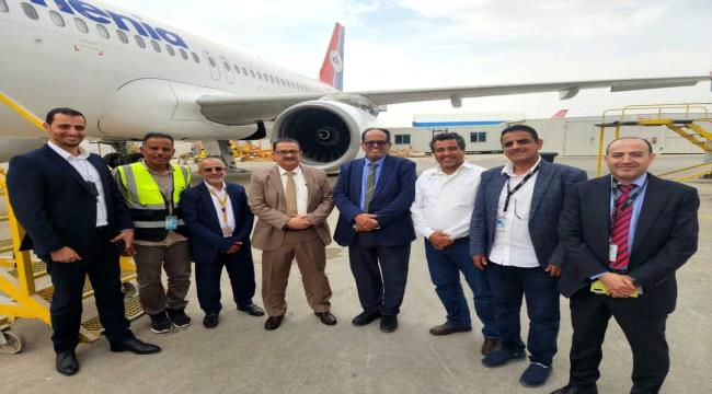 
                     رئيس اليمنية يتسلم شهادة طائرة حمير من قبل مفتشين هيئة الطيران المدني